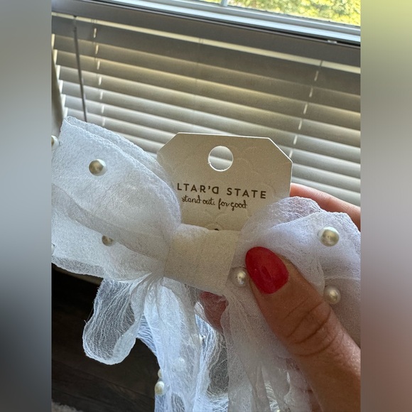 Pearl bride bow never used - tags still on! - Picture 3 of 4